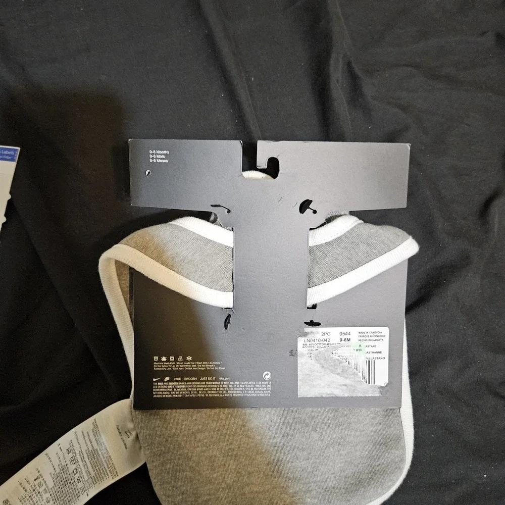 Nike Baby Bib & Booties 2‎ Piece Set Heather Grey LN0410-042 White 0-6 Months